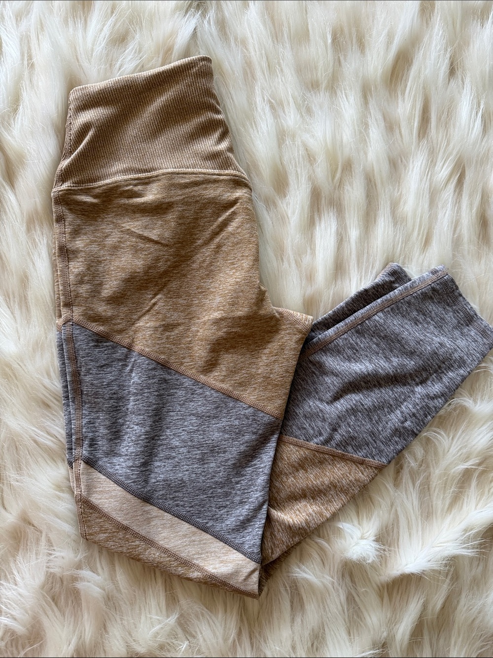 ALO Yoga Women’s Heathered Tan and Brown V-Neck Sweater